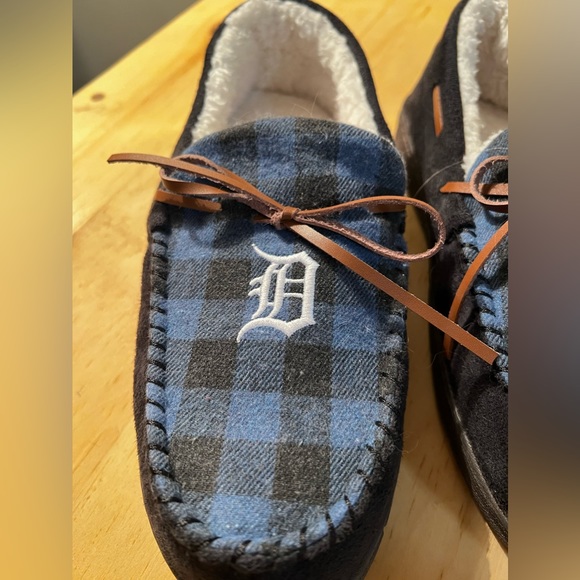 - FOCO Genuine Merchandise Detroit Tigers Slippers - Picture 9 of 10